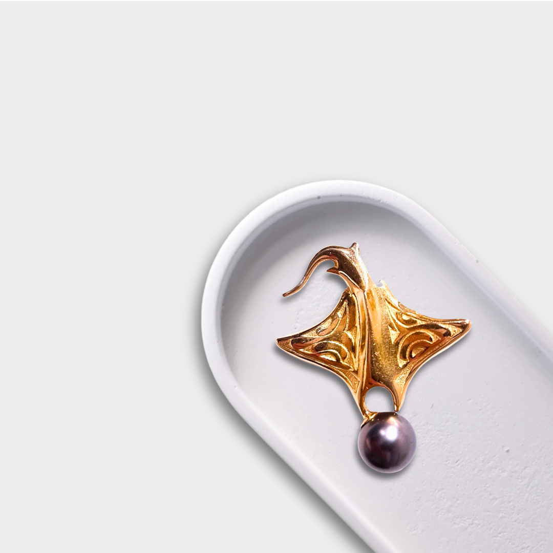 yellow gold stingray pendant | LONDON LOANS