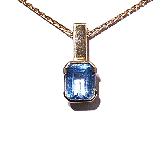 18ct Gold Aquamarine Pendant