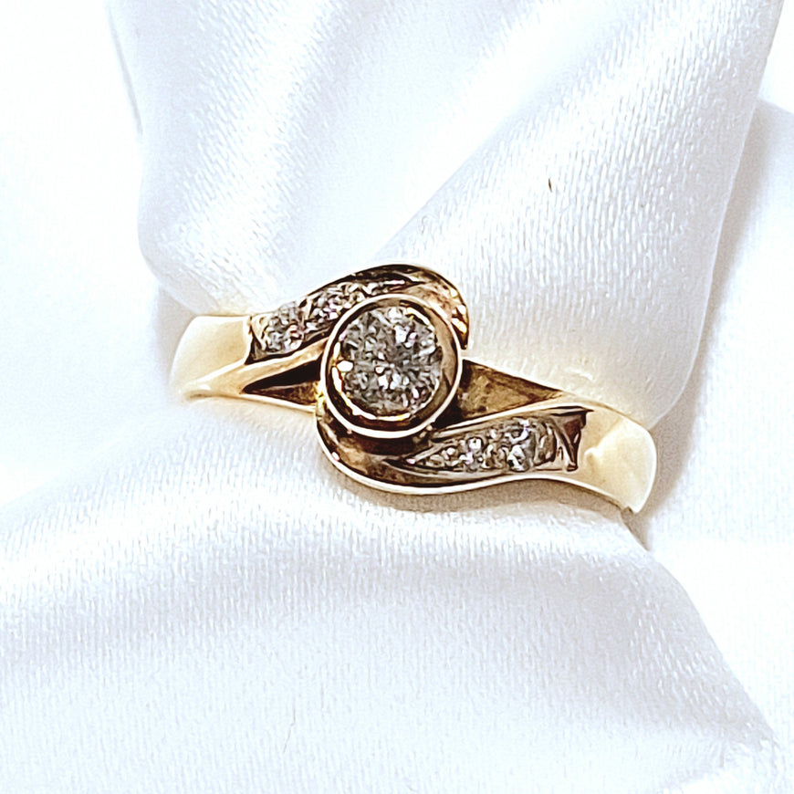 9ct Yellow Gold Spiral 0.33ct Diamond Cluster Ring