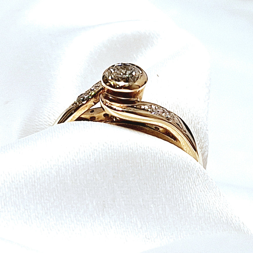 9ct Yellow Gold Spiral 0.33ct Diamond Cluster Ring